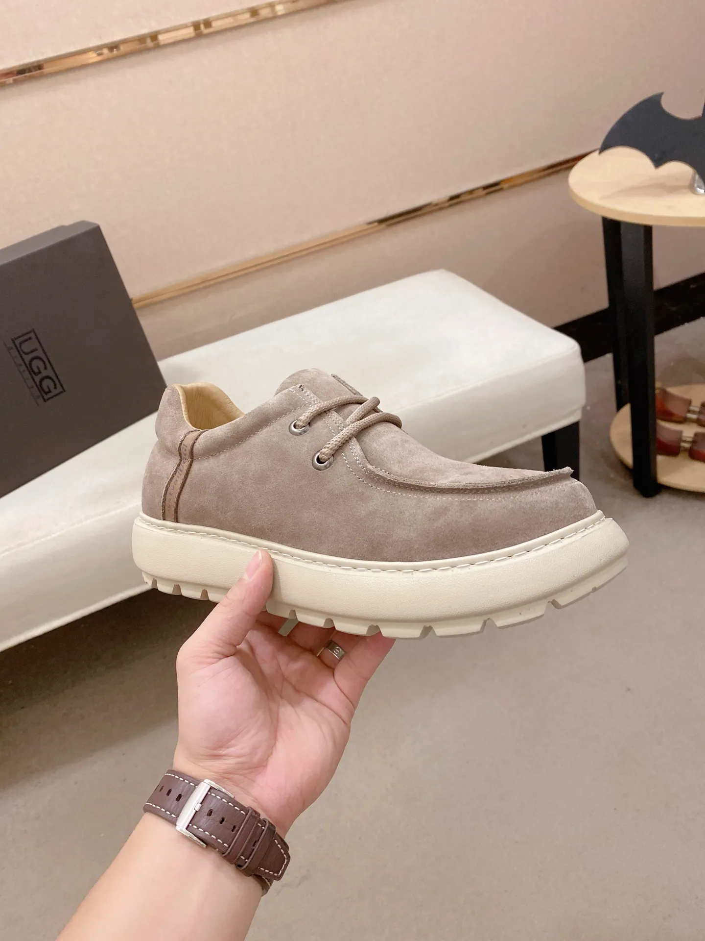 Factory price: 600💰New UGG fur-integrated men's simple and fashionable snow shoes. The most worth buying at the end of this year are warm casual shoes. Whether you are out and about at home, their comfortable and warm performance will be your most suitable fashion companion! The material is cowhide upper and imported wool is used inside. Two layers of cowhide for warmth and comfort! The eva+ rubber patch outsole is cushioned, non-slip and wear-resistant, and has good elasticity. It is light and wear-resistant, comfortable and soft, and the new simple cut is more fashionable. It has both practicality and fashion sense, so you no longer have to worry about how to match it in winter, while still maintaining your fashionable taste. High-quality genuine wool produced in Dongguan. The material depends on the details! Size: 39-40-41-42-43-44-45 sneaker size